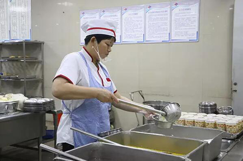 食堂里每天都在發(fā)生些什么，你一定不知道