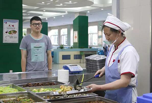 食堂里每天都在發(fā)生些什么，你一定不知道