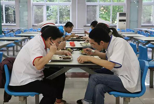 食堂里每天都在發(fā)生些什么，你一定不知道