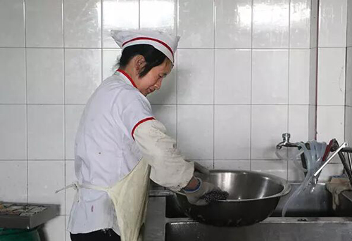 食堂里每天都在發(fā)生些什么，你一定不知道