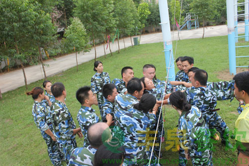 ＂高效溝通 團(tuán)結(jié)協(xié)作＂豐泉餐飲戶外拓展圓滿成功