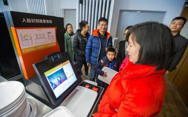 網(wǎng)紅食堂這樣“刷臉”吃飯，食堂也有黑科技