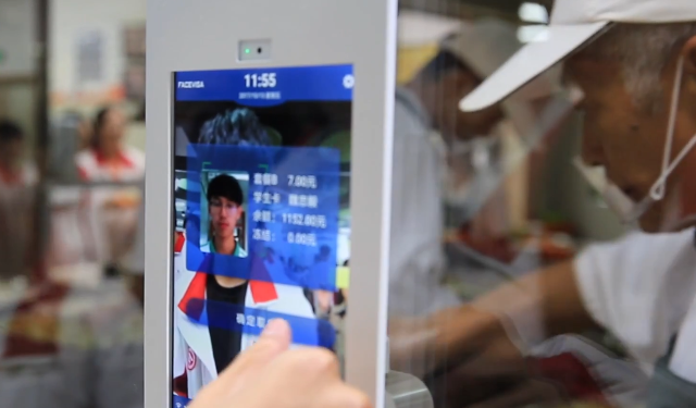 網(wǎng)紅食堂這樣“刷臉”吃飯，食堂也有黑科技