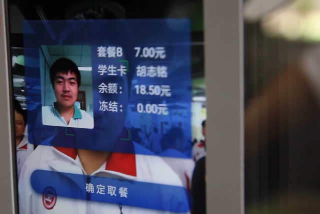 網(wǎng)紅食堂這樣“刷臉”吃飯，食堂也有黑科技