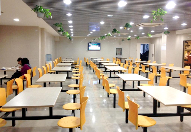 食堂承包助企業(yè)降低成本，減輕后勤食堂管理