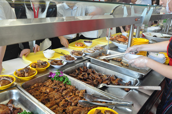 食堂承包助企業(yè)降低成本，減輕后勤食堂管理